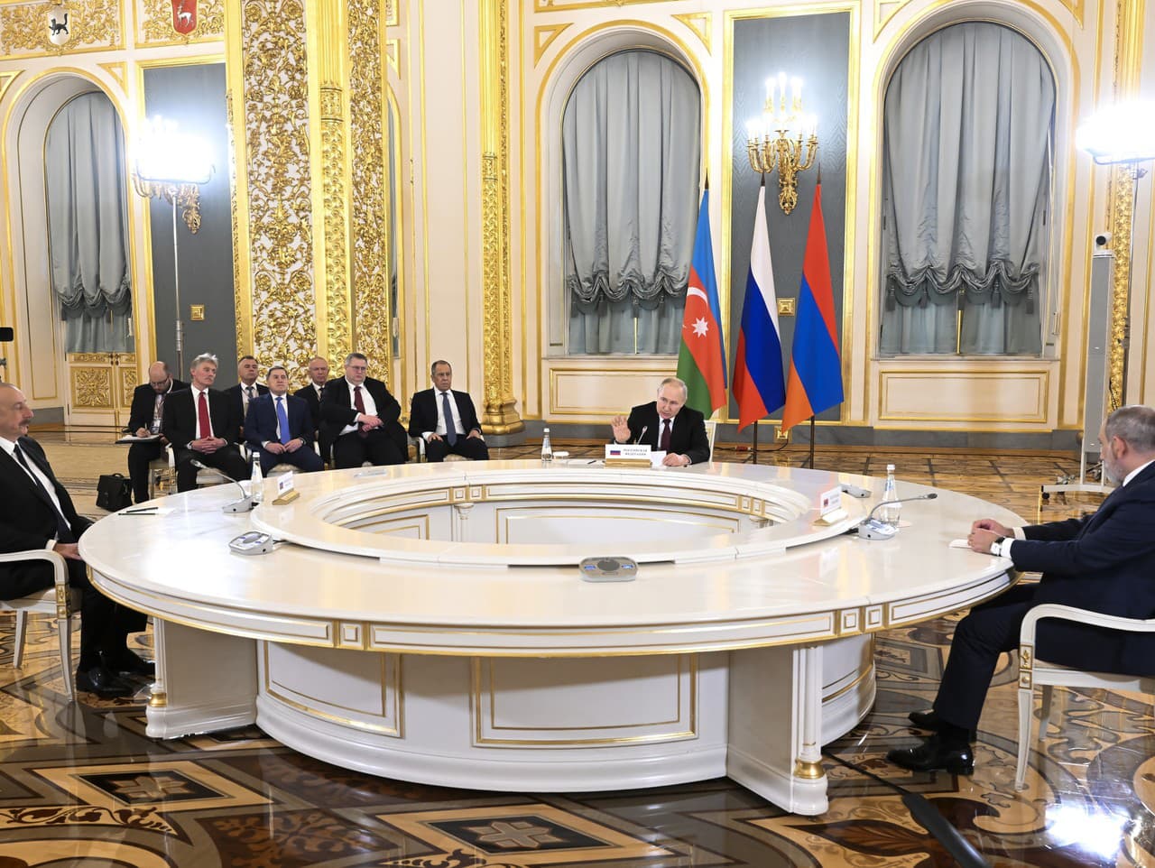 Vladimir Putin, Ilham Alijev a Nikol Pašinjan počas trilaterálneho rokovania v rámci zasadnutia Najvyššej eurázijskej hospodárskej rady v Moskve 