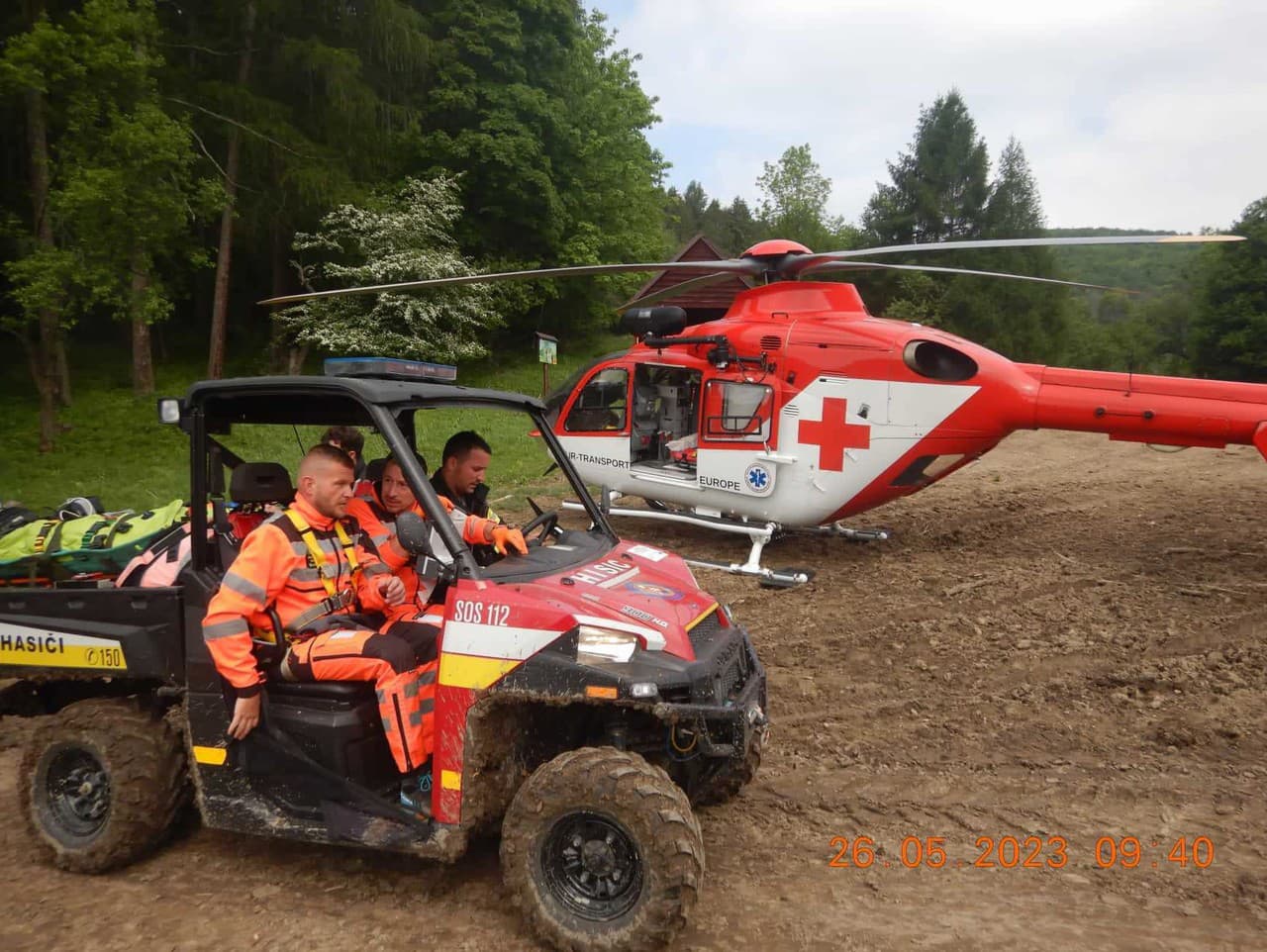Leteckí záchranári pomáhali pilčíkovi, ktorého zasiahol padajúci strom
