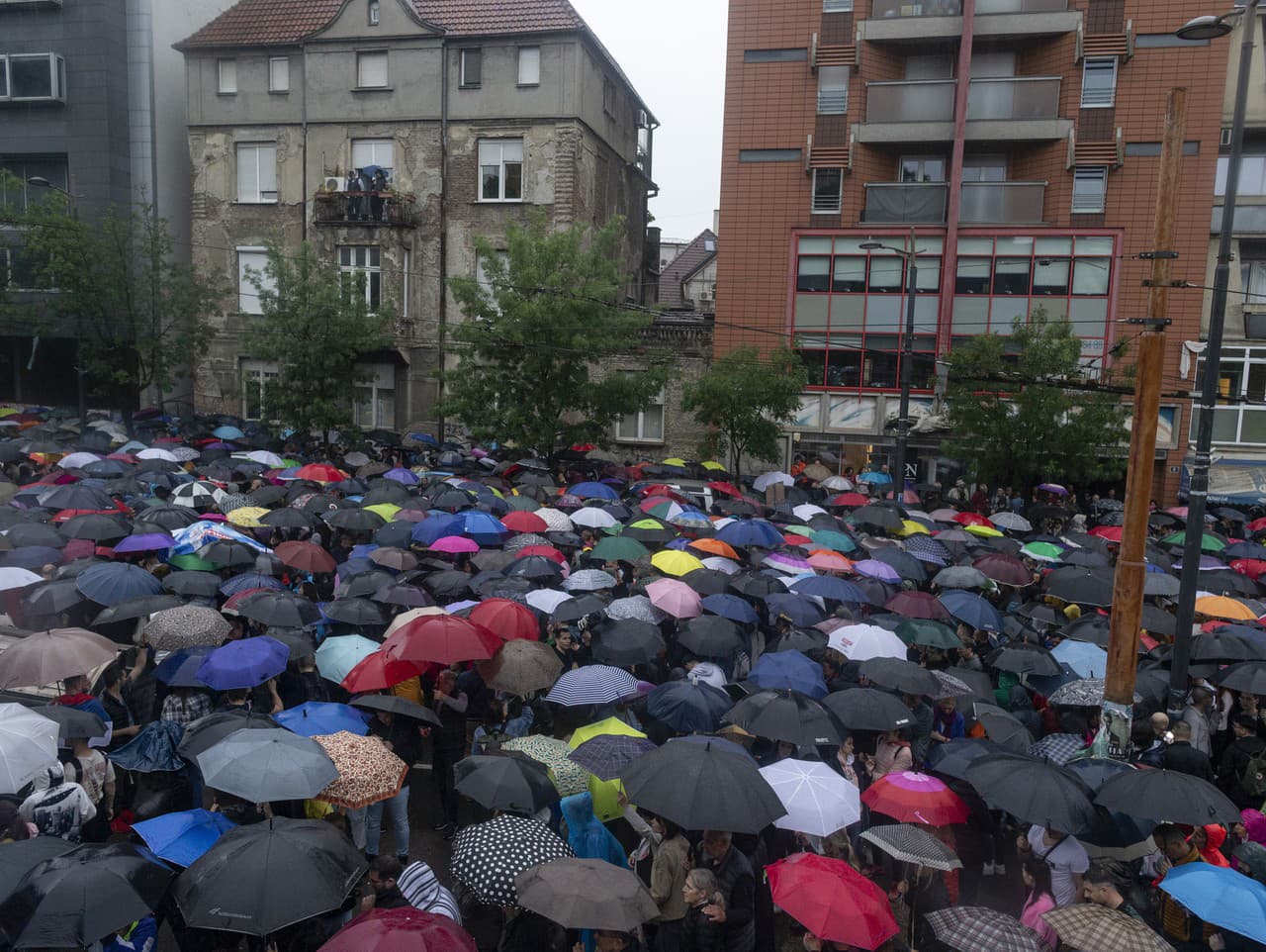 Dav demonštrantov obkľúčili budovu srbskej štátnej televízie v centre Belehradu. 