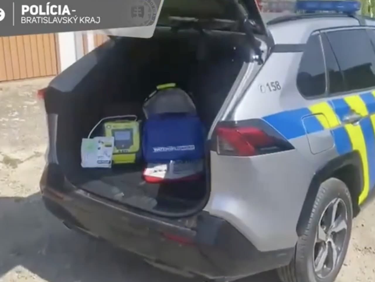 Dopravní policajti v Bratislave majú v aute prenosný defibrilátor