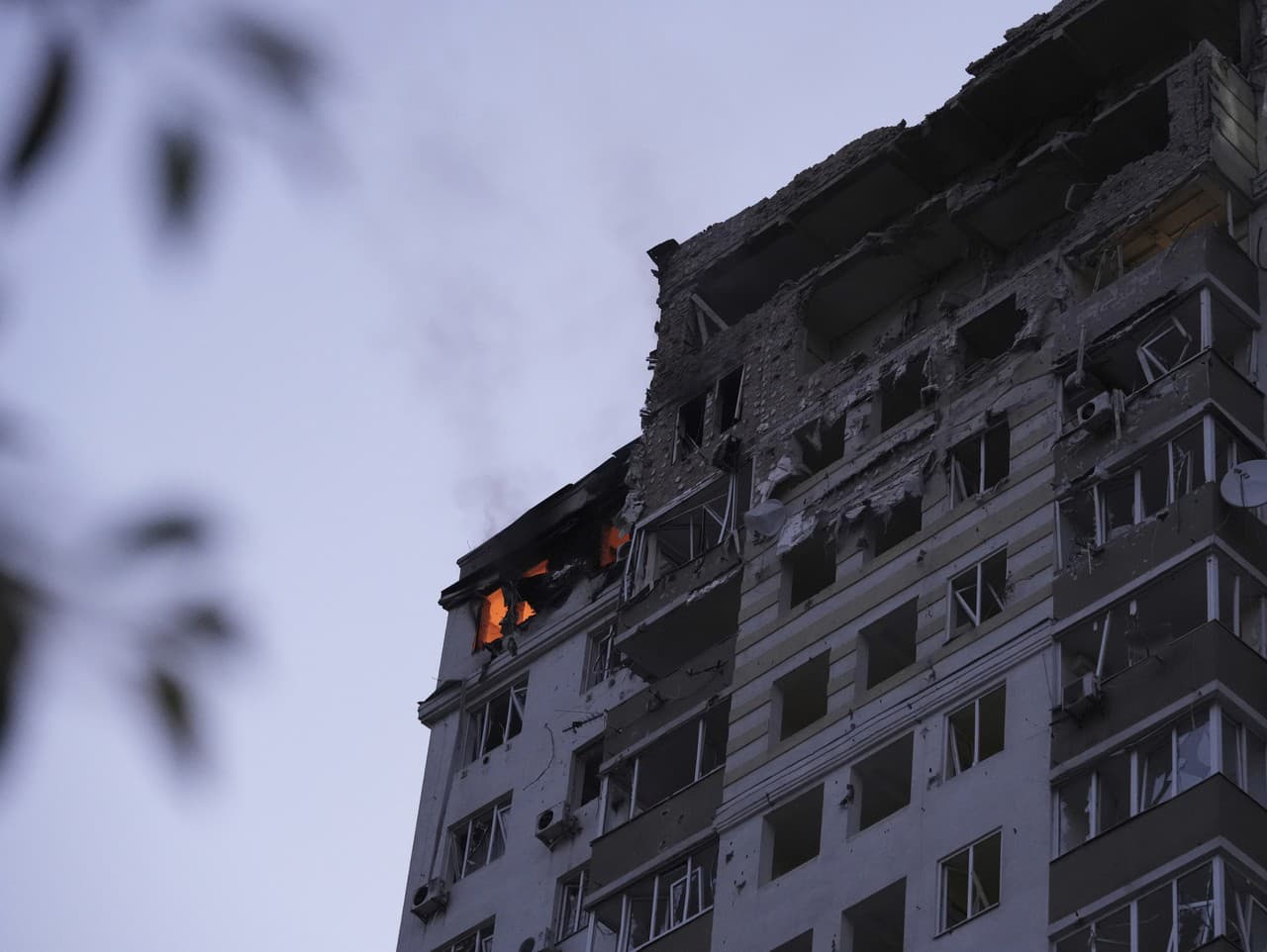 Bytový dom poškodený počas ruského útoku v Kyjeve.