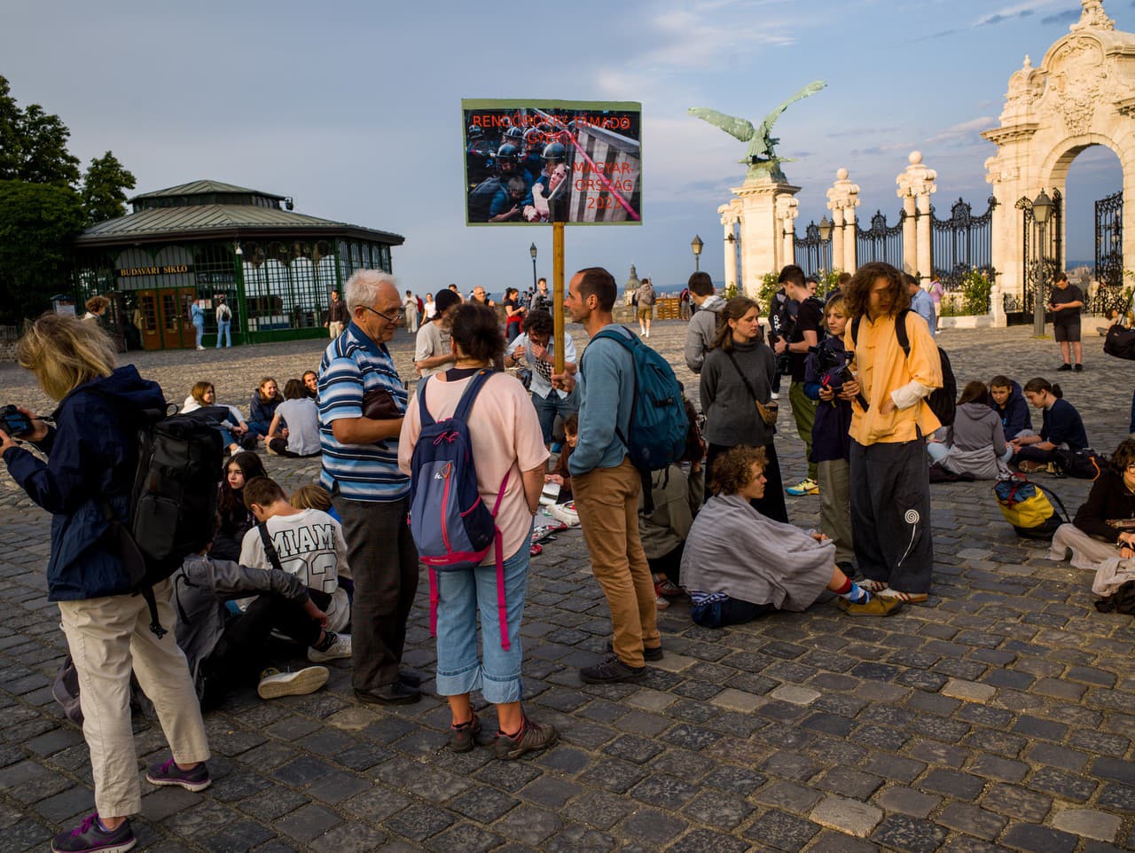 Desiatky demonštrantov sa zišli  pri budínskom Sándorovom paláci, v ktorom sídli hlava štátu, aby od prezidentky Katalin Novákovej žiadali vetovanie avizovaného zákona o právnom postavení pedagógov.