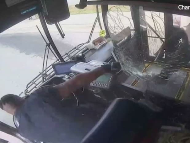 Vodič autobusu a cestujúci spustili počas jazdy streľbu