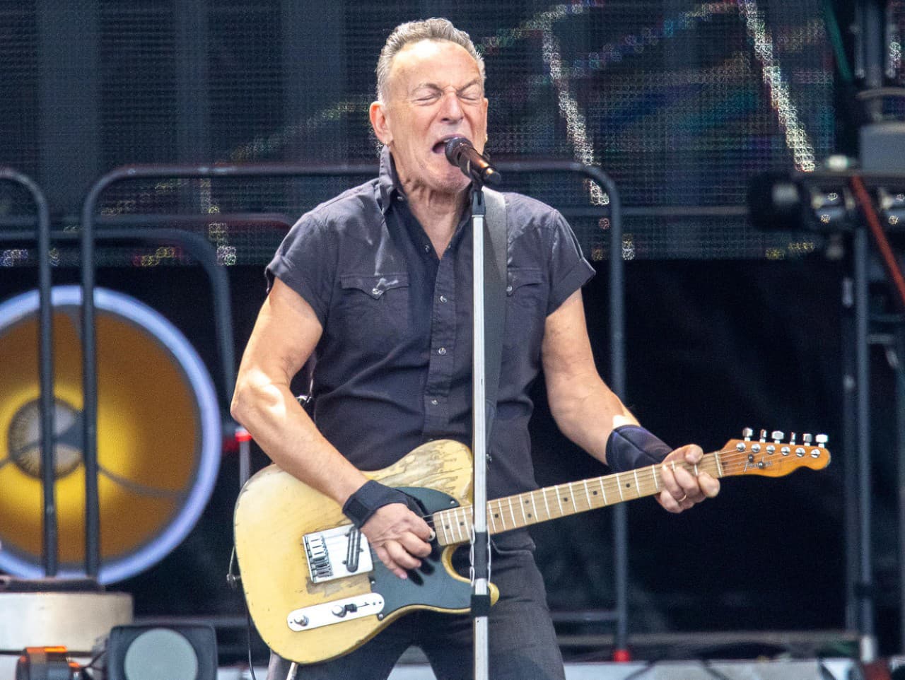 Bruce Springsteen skončil počas koncertu na zemi. 