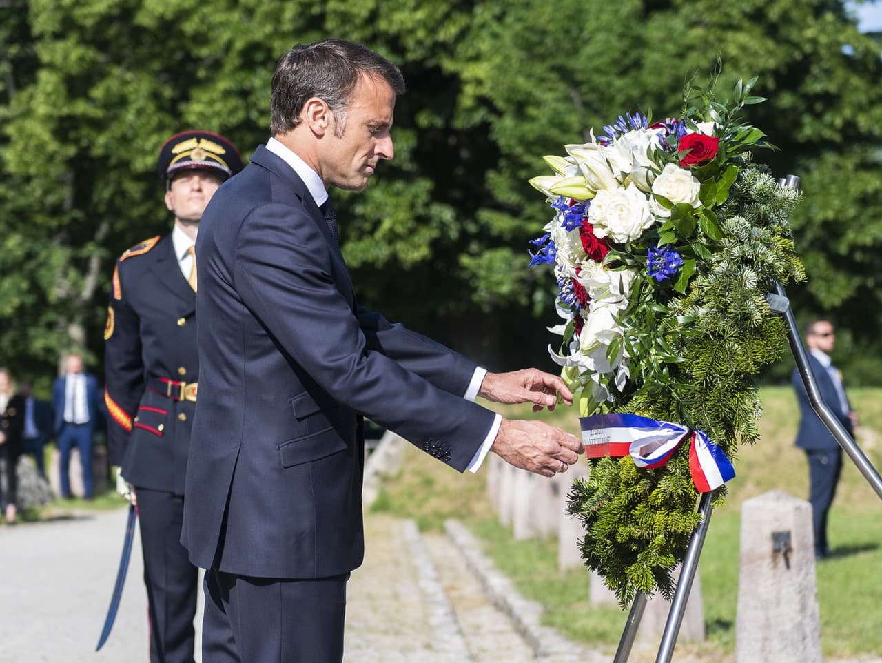 Prezident Francúzskej republiky Emmanuel Macron (vpravo) počas pietneho aktu pri pamätníku Milana Rastislava  Štefánika v obci Ivanka pri Dunaji.