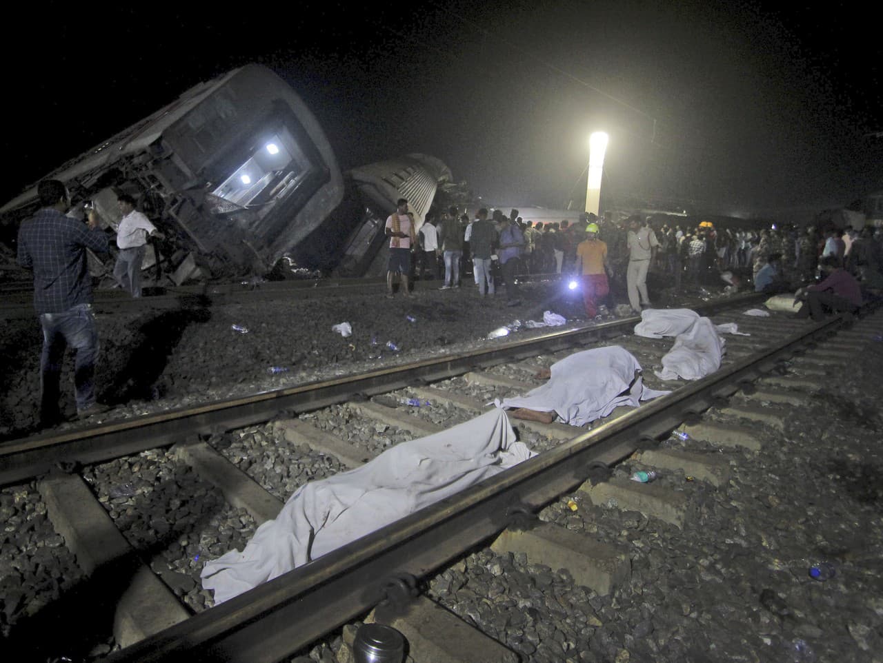 Tragická zrážka vlakov v Indii.