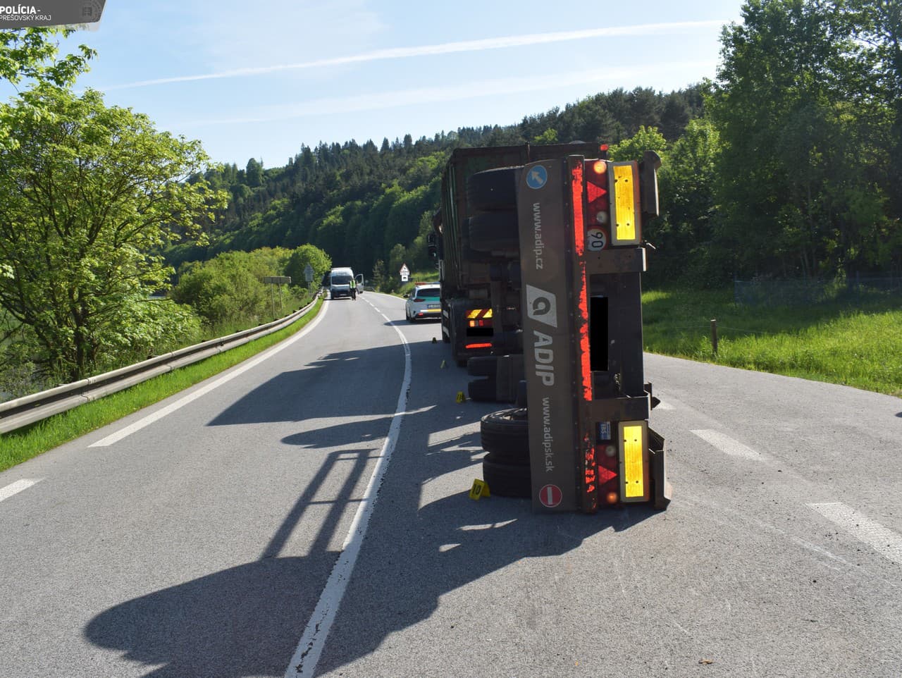 Polícia hľadá svedkov dopravnej nehody nákladného auta pri obci Lacková 