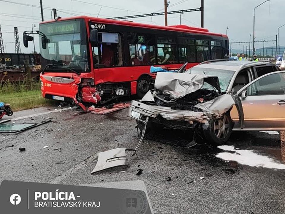 V Bratislave sa zrazil autobus s autom, jedna osoba sa ťažko zranila