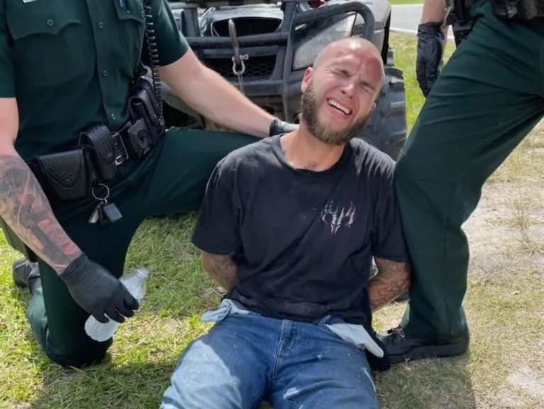 Shawn Stone, ktorý systematicky mučil tri deti, nariekal nad zranením nohy, keď ho zatýkali.