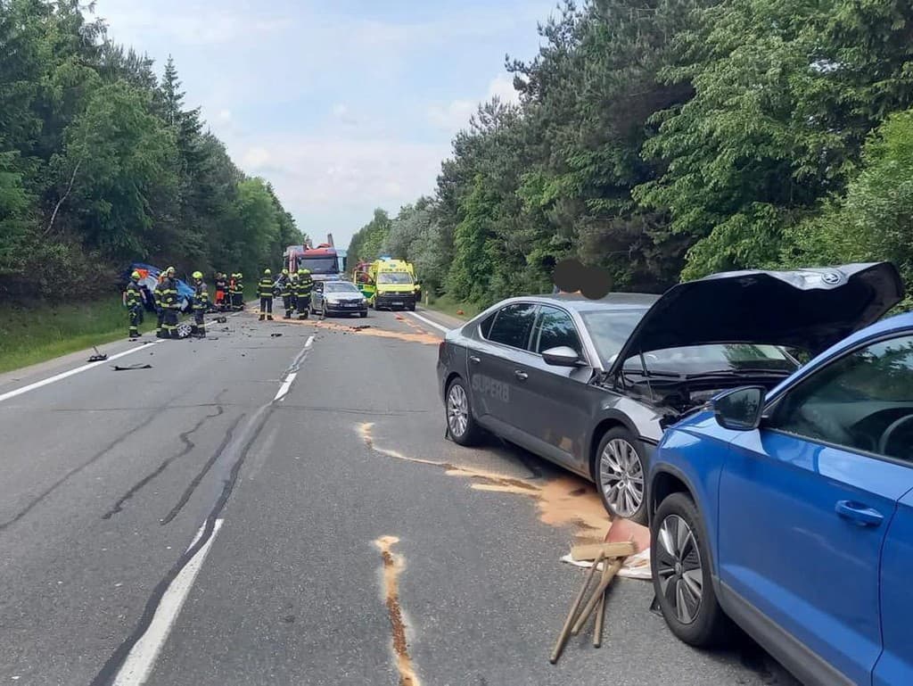 Tragická nehoda kamiónu s tromi osobnými autami u Svitav v ČR