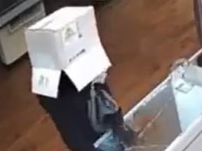Zlodej sa snažil vykradnúť obchod len s krabicou na hlave. 