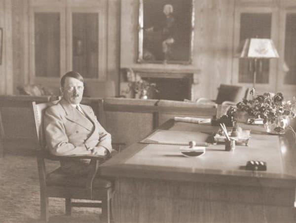 Hitler v pracovni vo svojej rezidencii Berghof