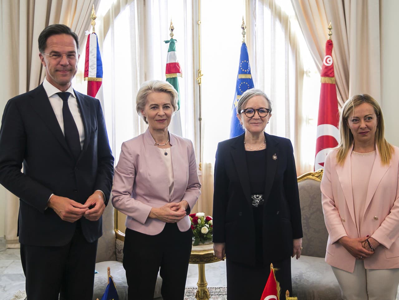 Giorgia Meloniová, Nadžla Búdinová, šéfka Európskej komisie Ursula von der Leyenová a holandský premiér Mark Rutte pózujú počas stretnutia v Tunisku