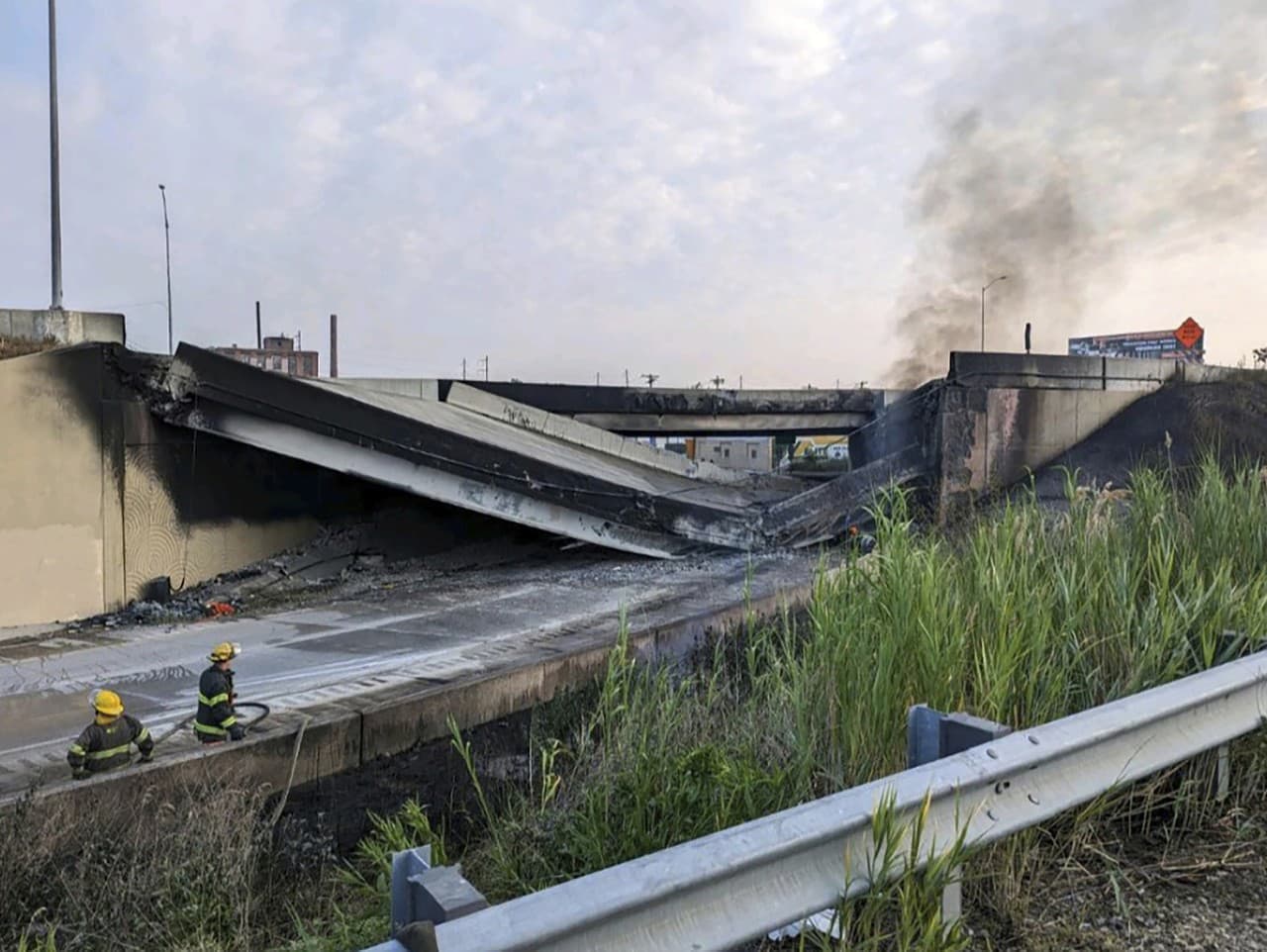 Zrútenie mosta po požiari nákladného auta 