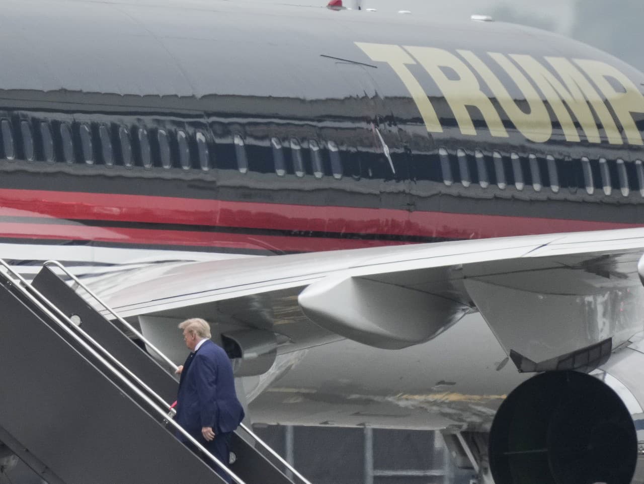 Bývalý americký prezident Donald Trump nastupuje do svojho lietadla na medzinárodnom letisku v americkom Newarku 