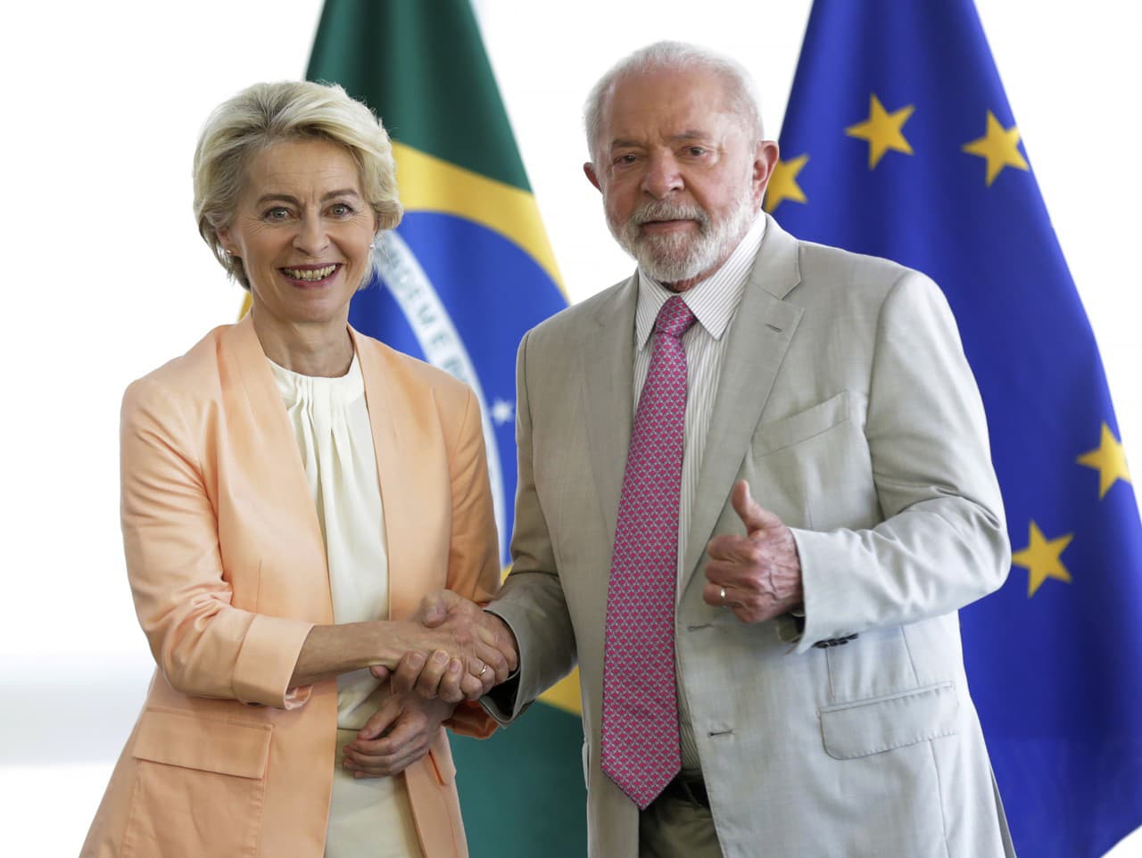 Brazílsky prezident Luiz Inácio Lula da Silva a predsedníčka Európskej komisie Ursula von der Leyenová