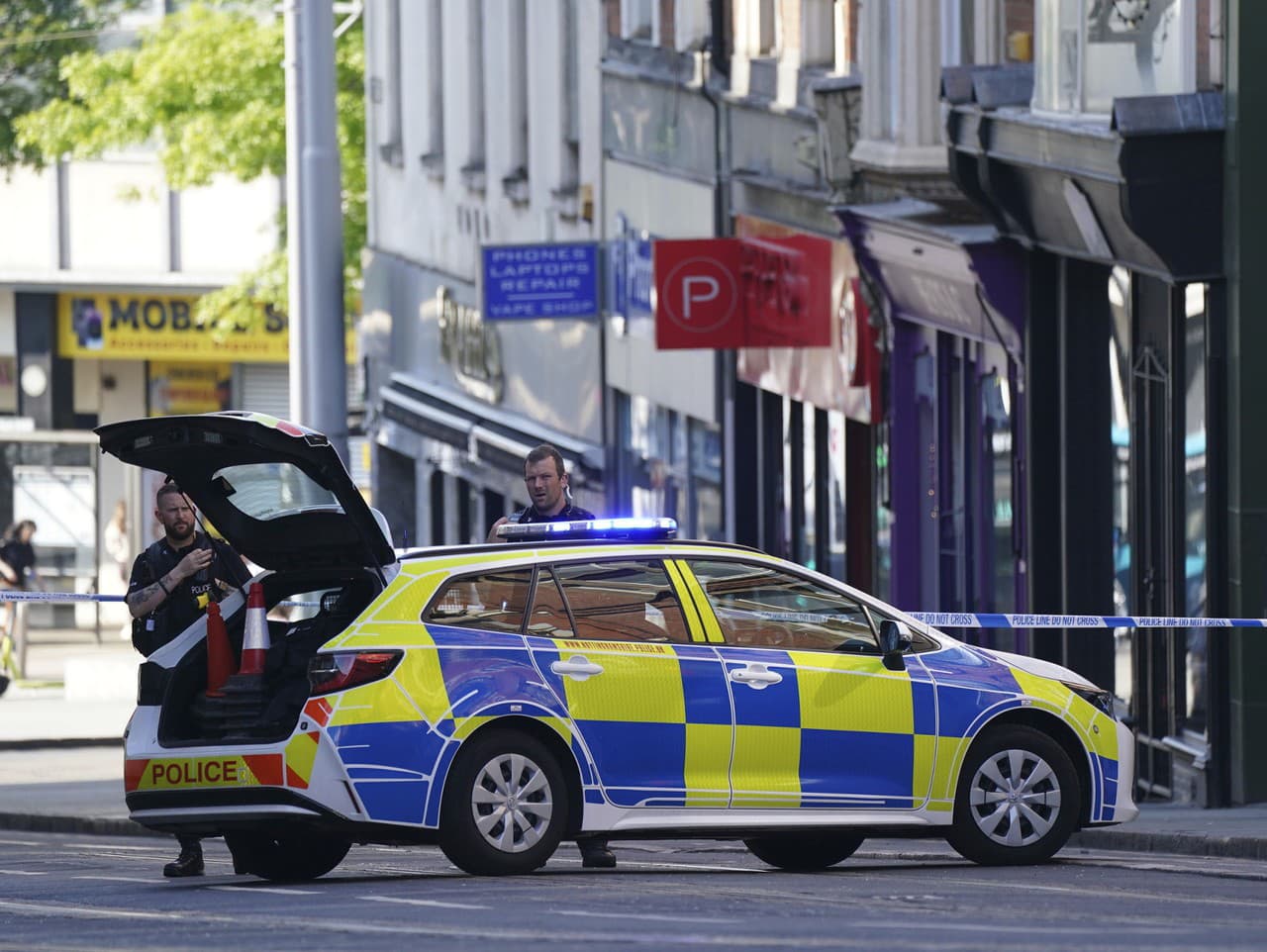 Policajti zadržali muža po náleze troch tiel v Nottinghamu 