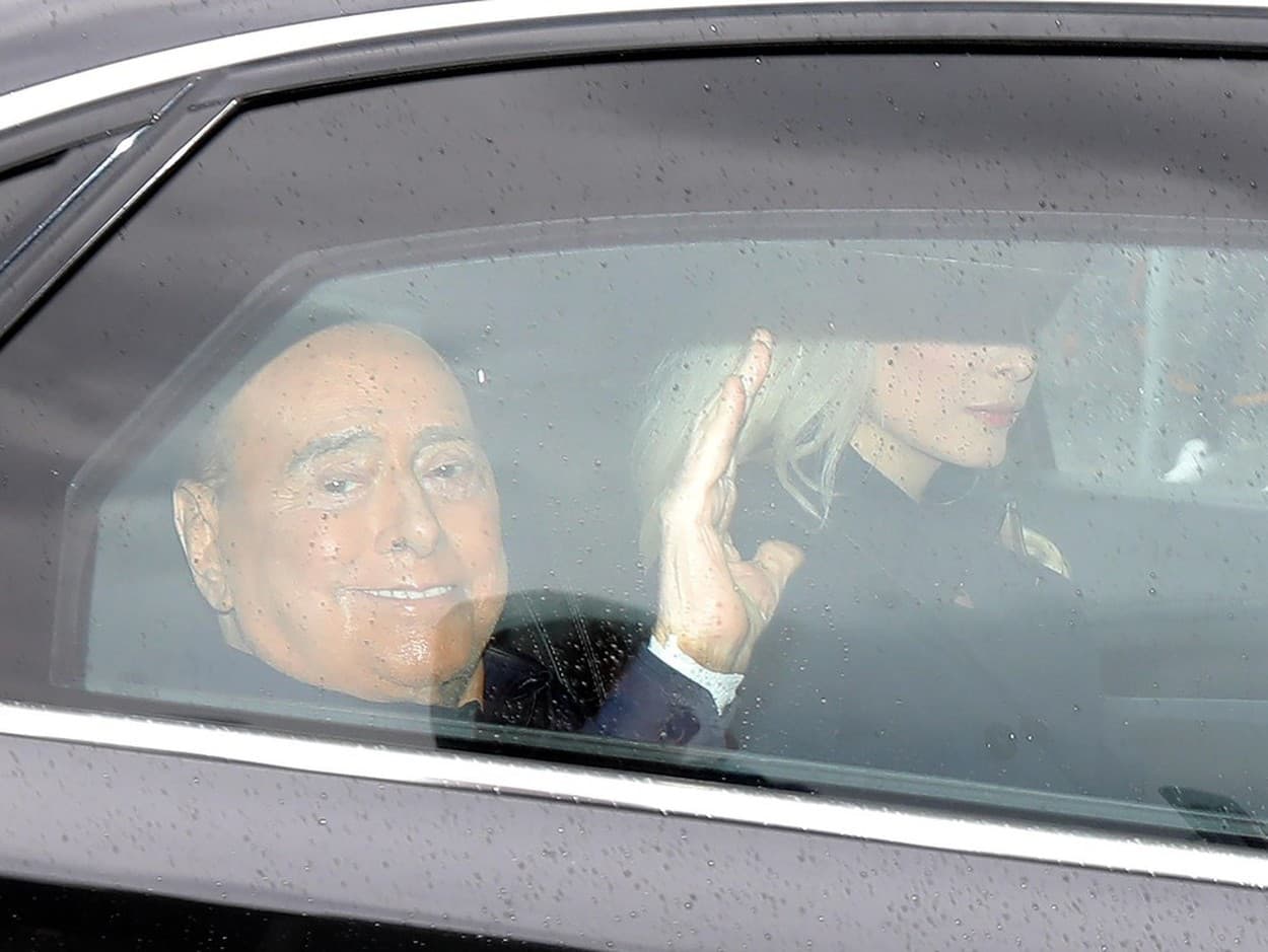 Silvio Berlusconi na poslednej fotografii, národ sa s ním rozlúči v stredu