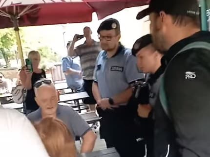 Majiteľka pražskej reštaurácie Vegtral vyhodila za pomoci polície hostí, ktorí volali na slávu Putinovi
