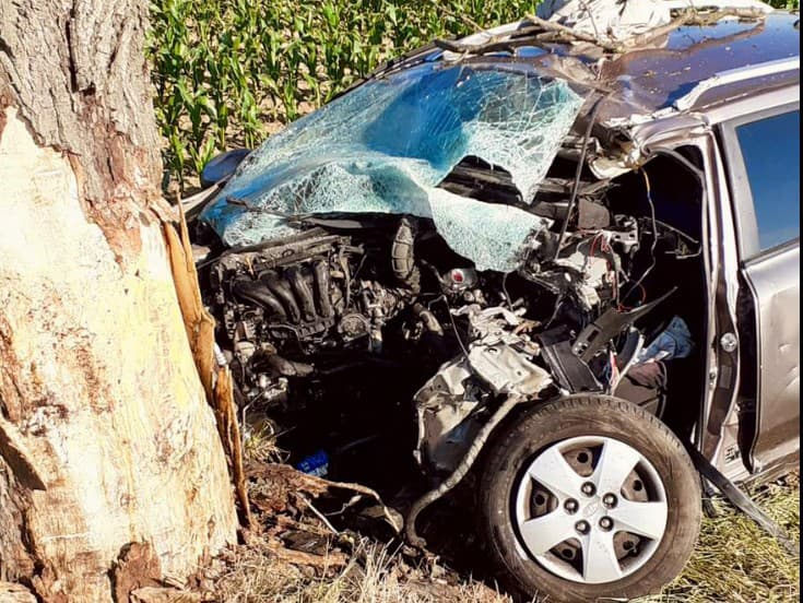 Auto zostalo po nárazee do stromu zdemolované.