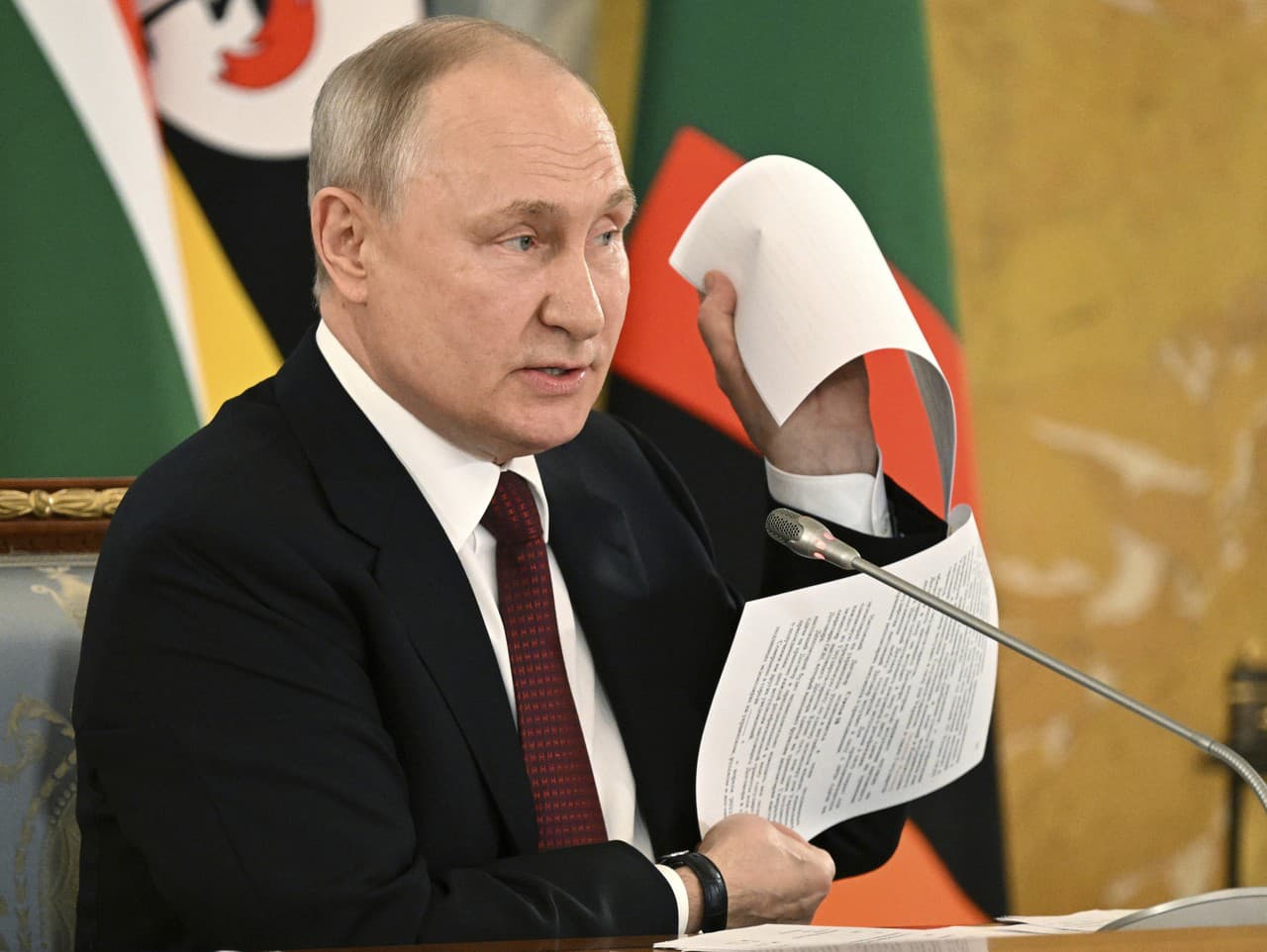 Ruský prezident Vladimir Putin máva údajne mierovou zmluvou na stretnutí s africkou delegáciou v Petrohrade 