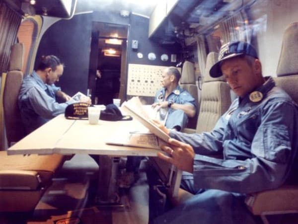 Astronauti v mobilnom karanténnom zariadení