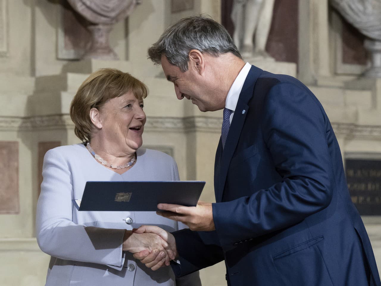 Angele Merkelovej ocenenie odovzdal predseda krajinskej vlády Bavorska Markus Söder