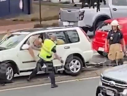 Po dopravnej nehode v Brisbane sa strhla medzi policajtom a vodičom bitka. 