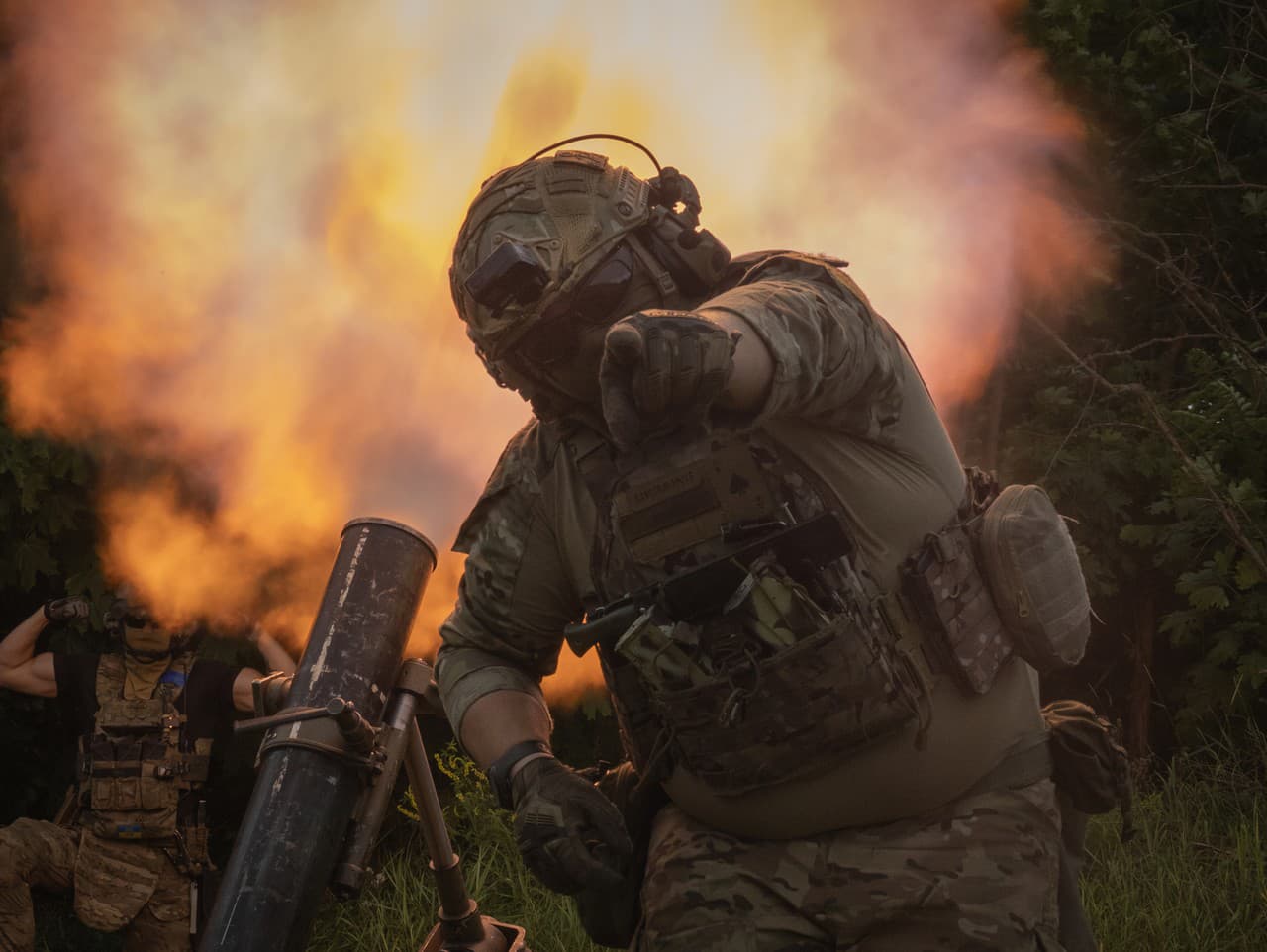Ukrajinský vojak gestikuluje počas streľby na ruské pozície na frontovej línii v Záporožskej oblasti na Ukrajine