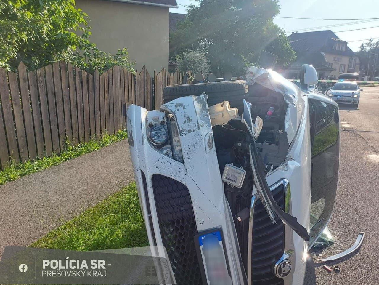 38-ročná žena šoférovala auto v Snine, kde na priamom úseku cesty s vozidlom  narazila do dopravného značenia.