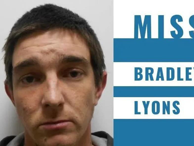 Bradleyho Lyonsa mučili a zastrelili.