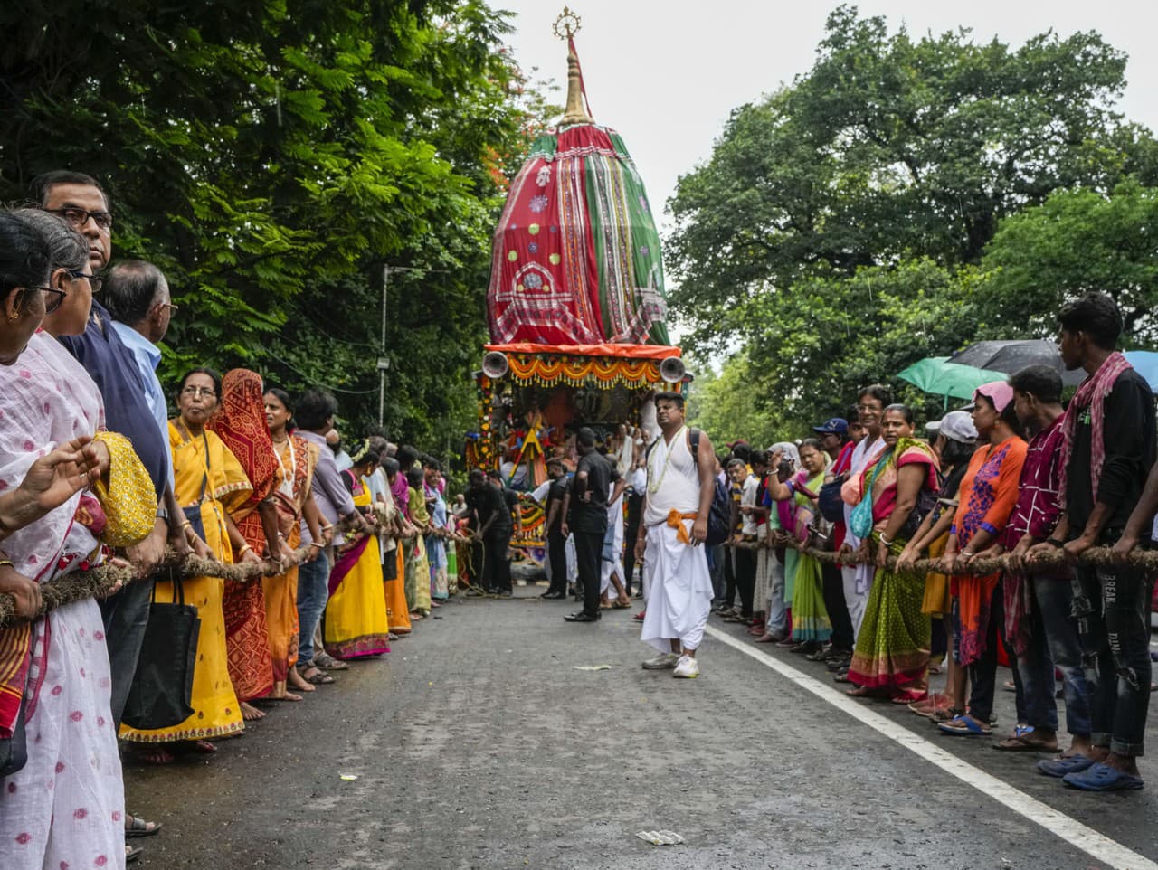 Hinduistickí veriaci ťahajú voz počas Rath Yatry, alebo festivalu vozov, na ktorom sú božstvá Džagannáth, Balaram a Subhadra v Kalkate v Indii