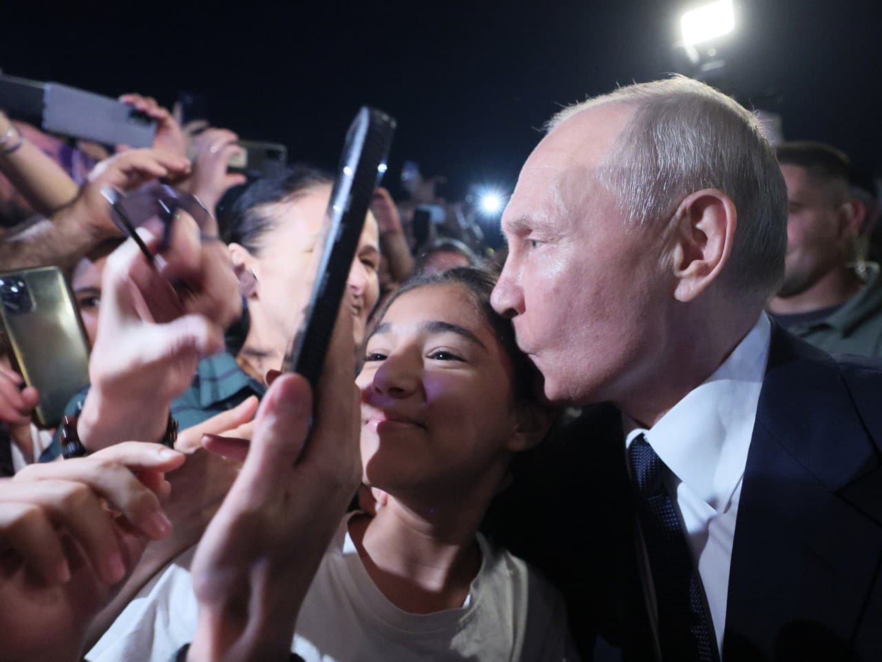 Vladimir Putin rozdával v Dagestane bozky.