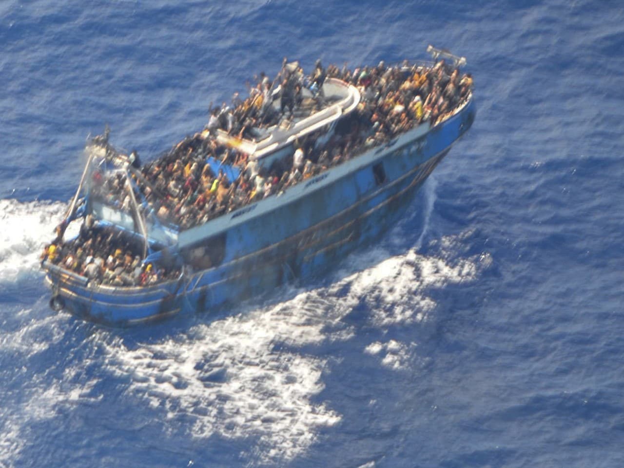 Rybárska loď bola preťažená migrantmi.