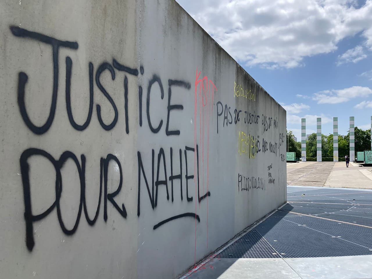 Počas protestov v Paríži proti policajnej brutalite popísali pamätník holokaustu