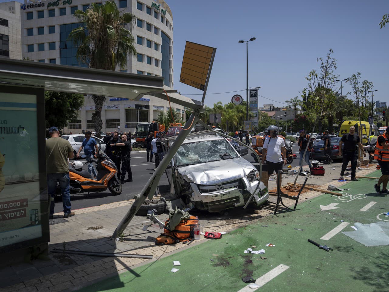 Prinajmenšom sedem osôb utrpelo v utorok v Tel Avive zranenia po útoku.