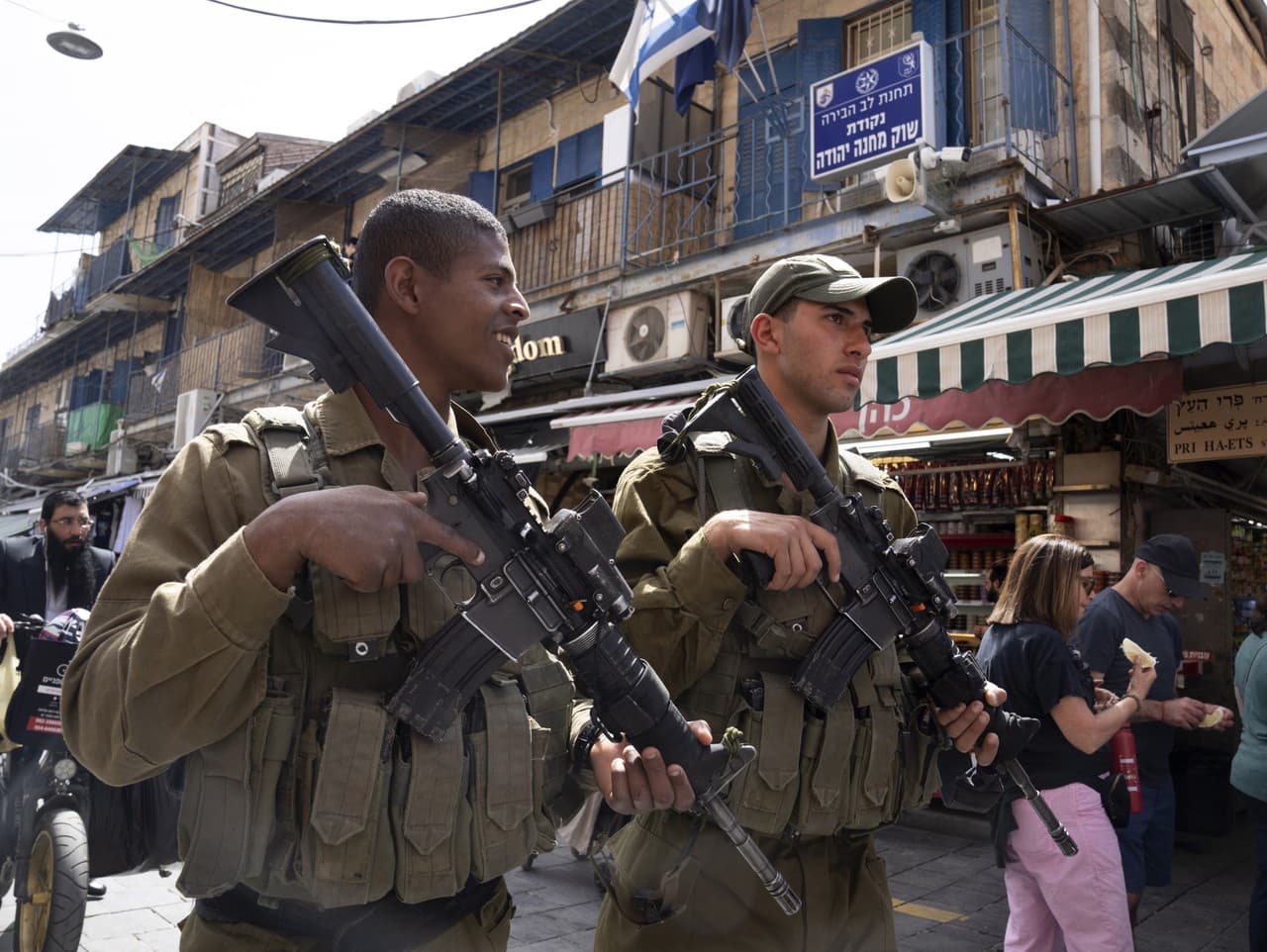 Izraelskí vojaci hliadkujú na trhovisku Mahane Yehuda v Jeruzaleme v rámci zvýšených bezpečnostných opatrení, v nedeľu 3. apríla 2022.