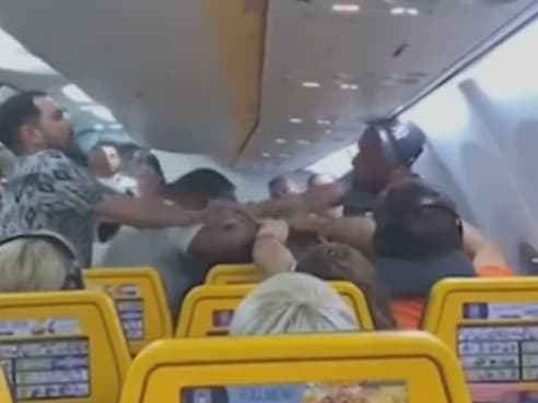 Dvaja cestujúci sa pobili v lietadle kvôli miestam na sedenie. 