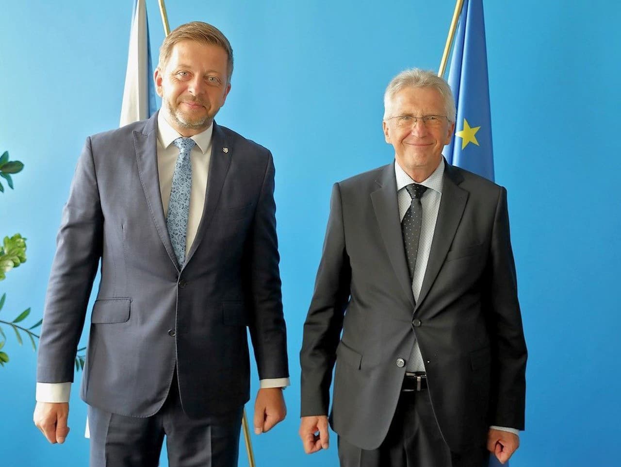 Na snímke slovenský minister vnútra Ivan Šimko (vpravo) a jeho český rezortný partner Vít Rakušan 
