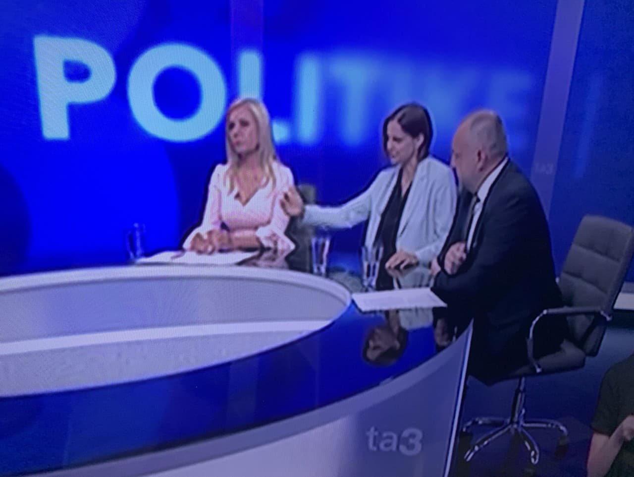 V diskusnej relácie televízie TA3 V polike diskutovali Denisa Saková (Hlas), Mária Kolíková (SaS) a Lukáš Kyselica (OĽaNO)
