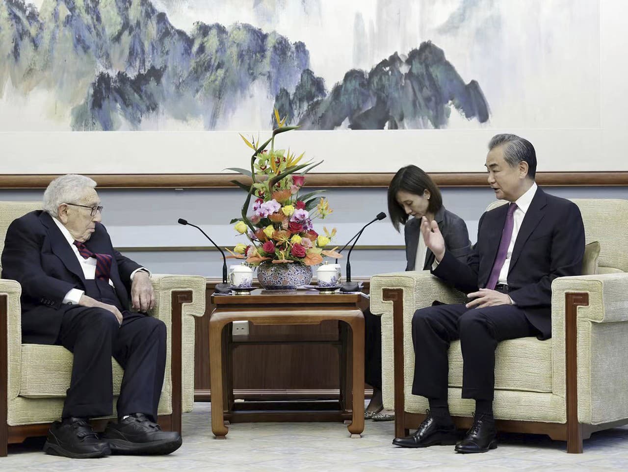 Diplomat Wang I spolu s bývalým americkým ministrom zahraničných vecí Henrym Kissingerom.