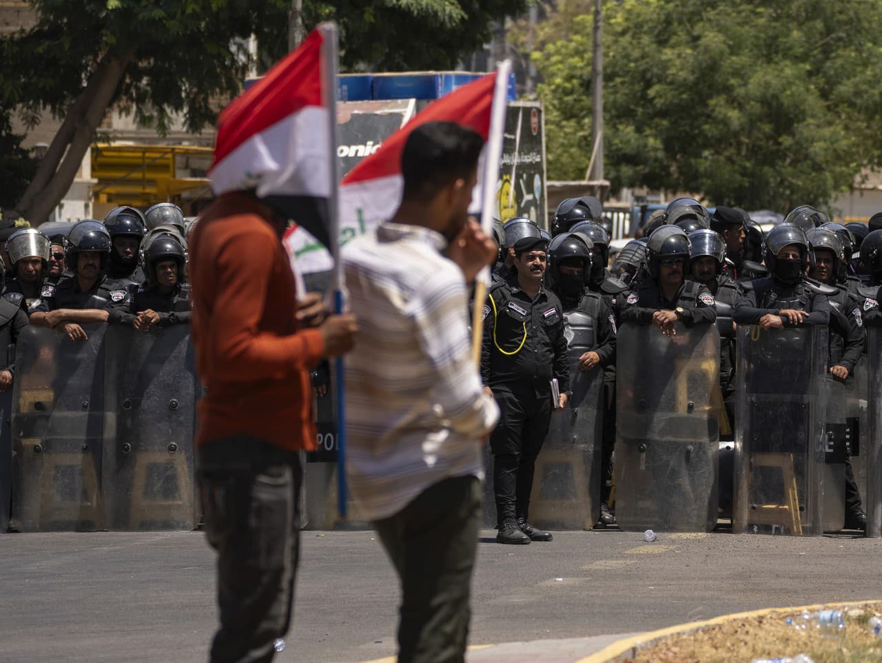 Demonštranti sa zhromažďujú počas protestu pred tureckým veľvyslanectvom v zelenej zóne proti prerušeniu dodávok vody v Iraku, v Bagdade