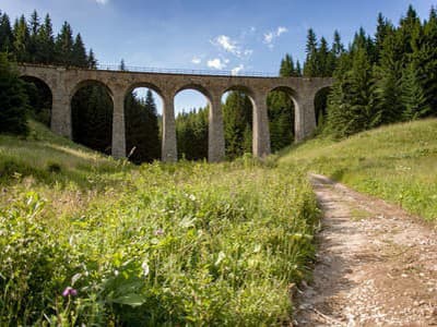 Na snímke Chmarošský viadukt neďaleko obce Telgárt (okr. Brezno). Kamenný železničný viadukt s dĺžkou 114 metrov a výškou 18 metrov je súčasťou ojedinelého technického diela na Slovensku, tzv. Telgártskej slučky na železničnej trati Červená Skala - Margec