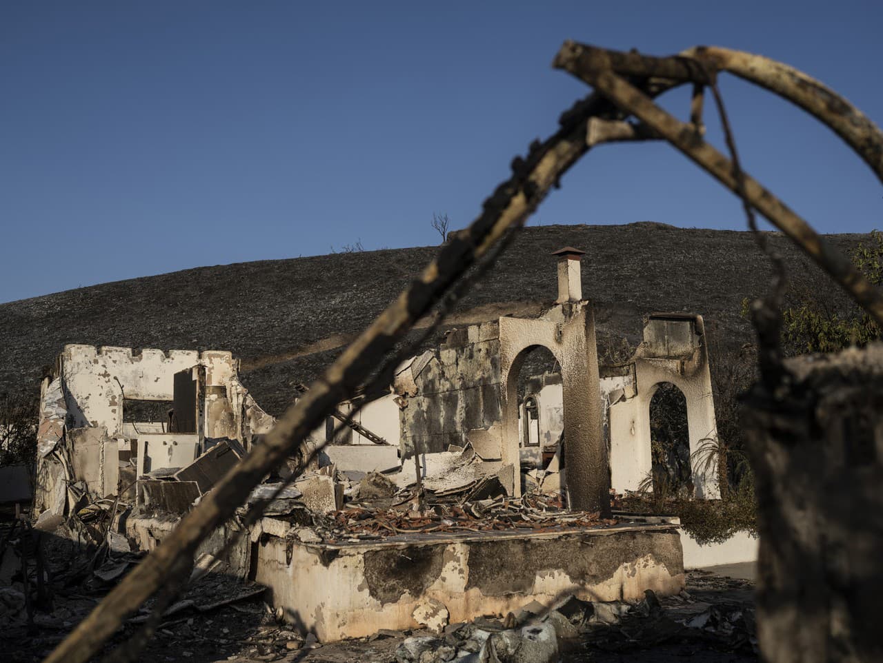 Vyhorený dom stojí neďaleko dediny Gennadi na ostrove Rhodos v Egejskom mori na juhovýchode Grécka