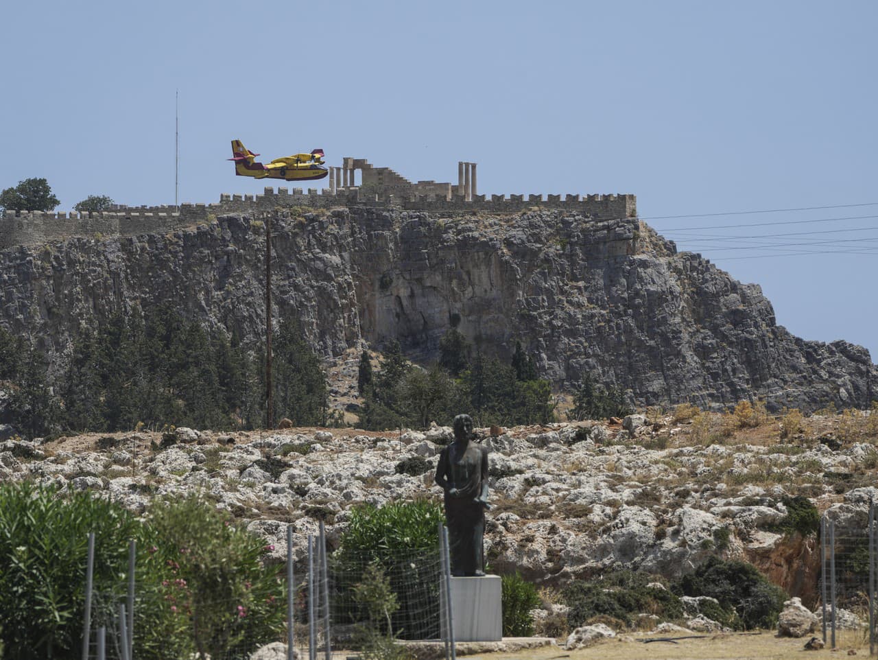 Lietadlo Canadair letí za archeologickým náleziskom Lindos na ostrove Rhodos v Egejskom mori na juhovýchode Grécka