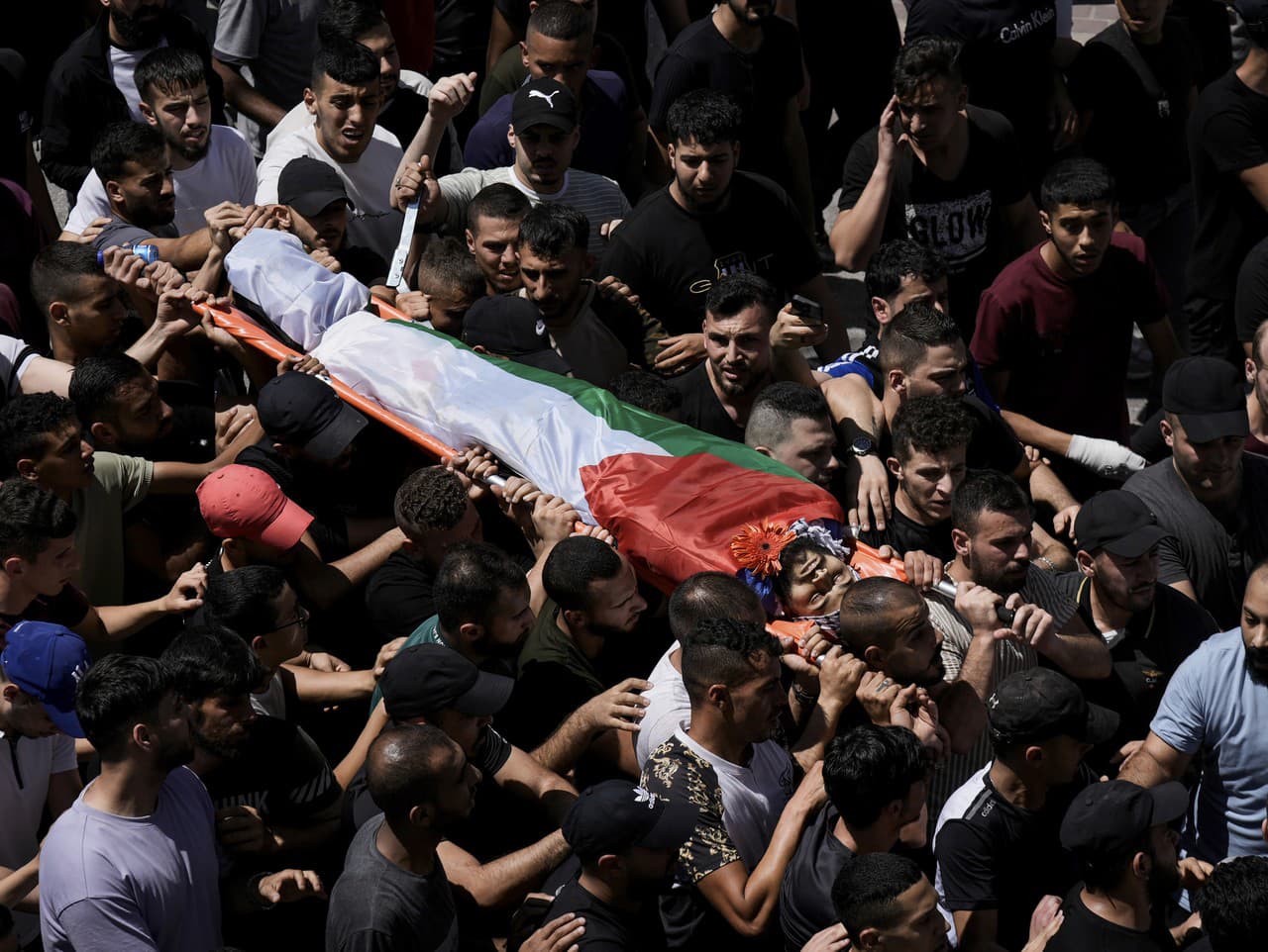 Palestínčania nesú telo 23-ročného Mohammeda Nada počas jeho pohrebu v utečeneckom tábore al-Ein pri meste Nábulus na Západnom brehu Jordánu