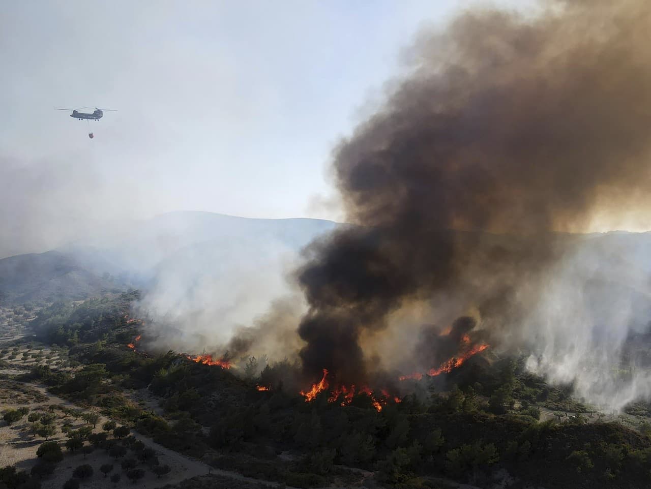 Grécky ostrov Rodos bojuje s požiarmi. 