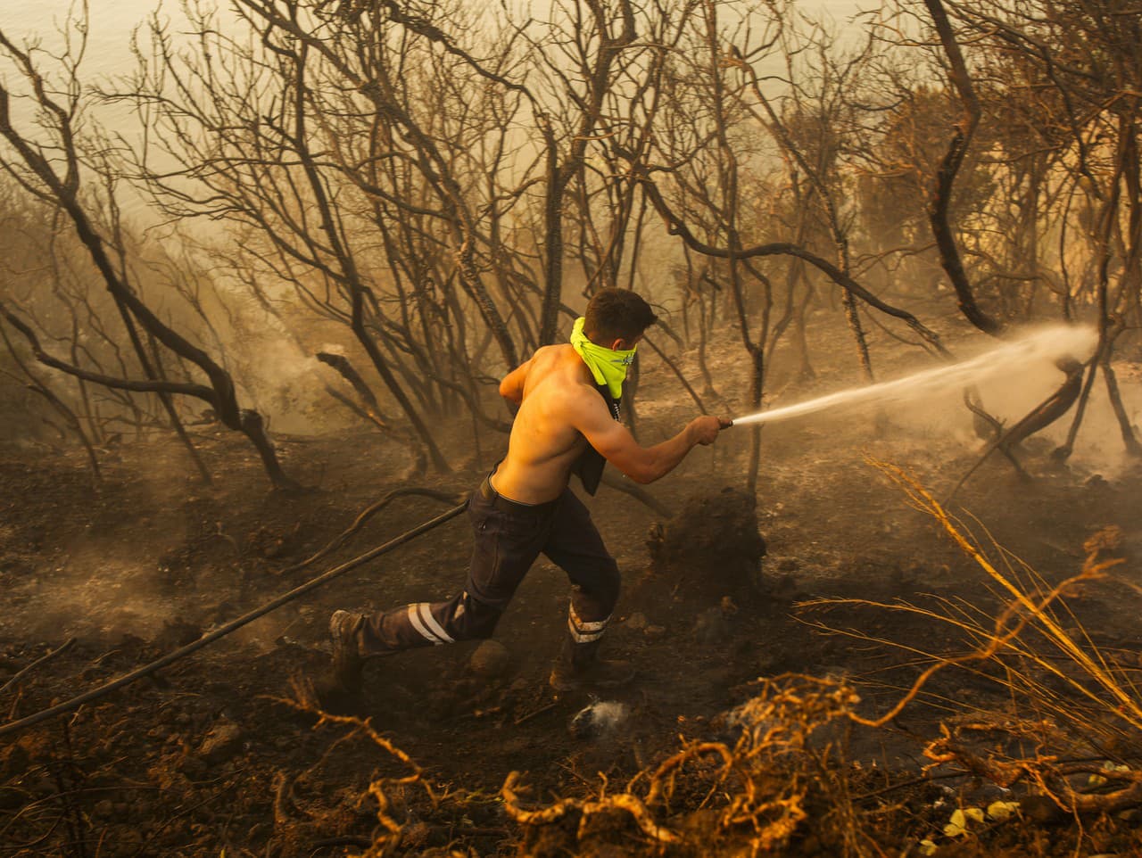 Turecký hasič pracuje na hasení lesného požiaru v Beykoze na predmestí Istanbulu 