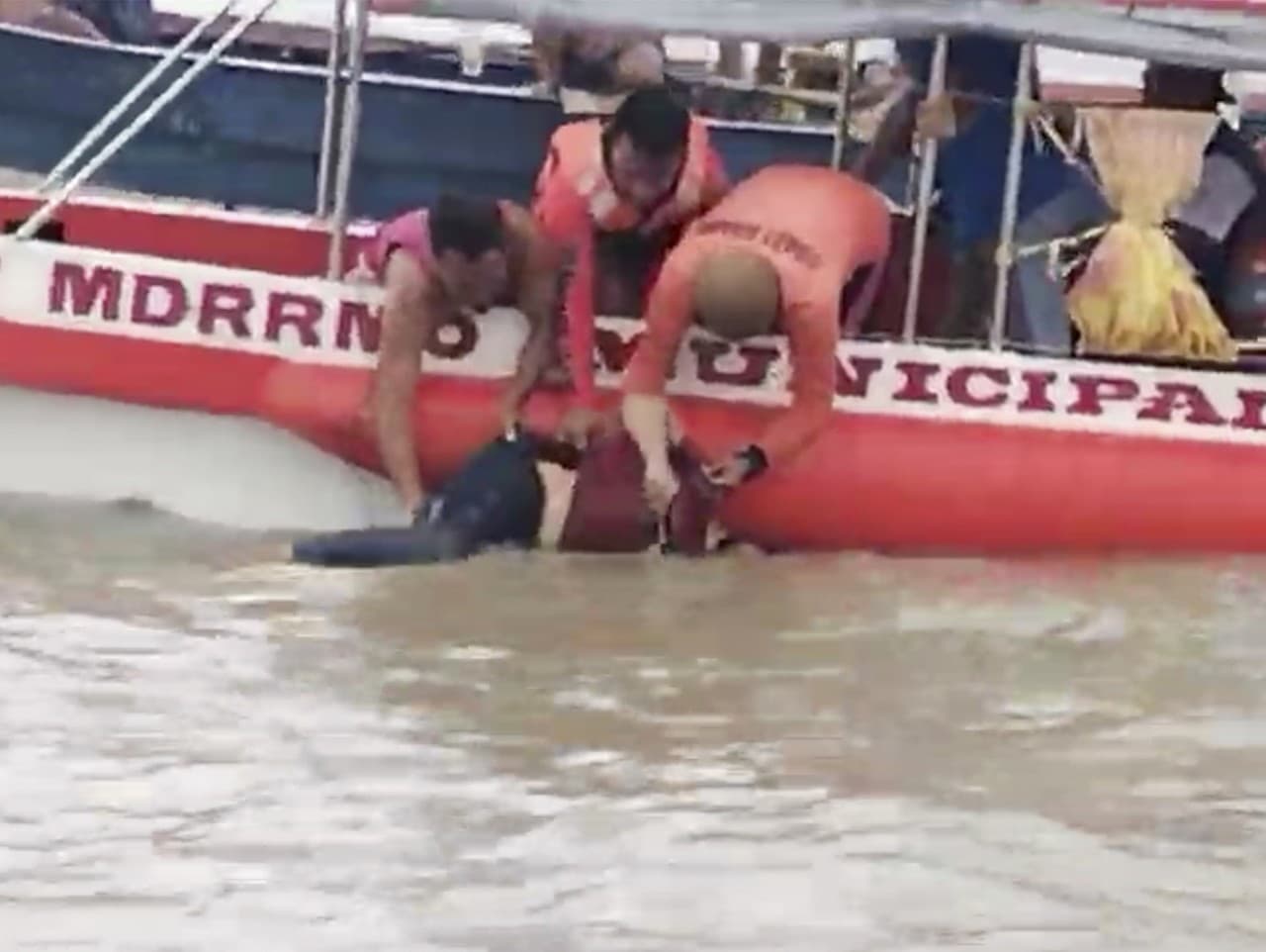 Na Filipínach sa prevrátila loď