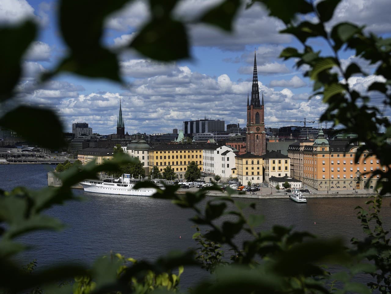 Pohľad na mesto so štokholmskou radnicou (uprostred) v Štokholme, Švédsko 